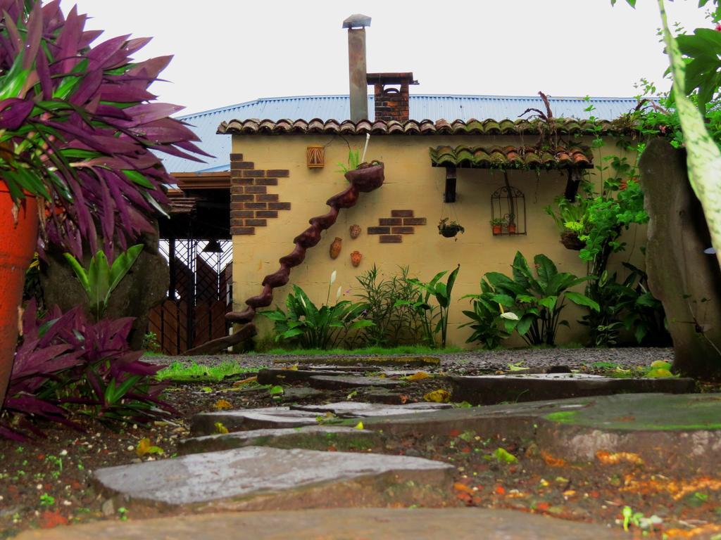 Hotel Vagabondo La Fortuna Exterior photo